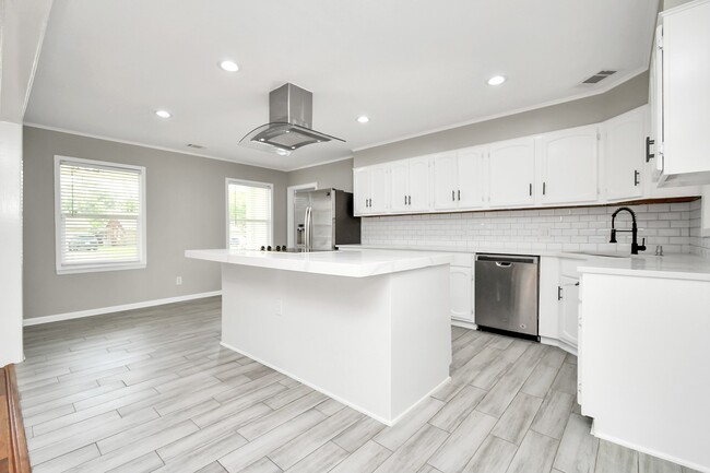 Building Photo - 8034 Ridgeview Dr