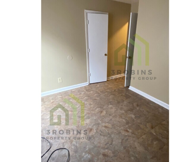 Building Photo - 2057 Clark St