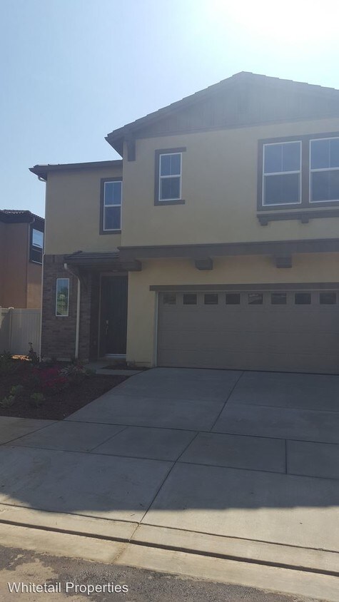 Foto principal - 790 N Banna Ave