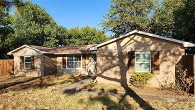 Building Photo - 808 Howell Dr