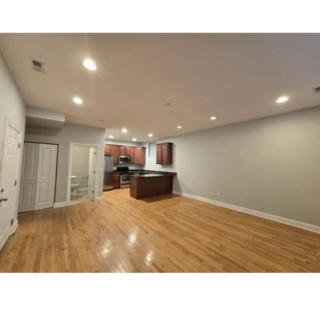 Building Photo - 3831 N Kedzie Ave