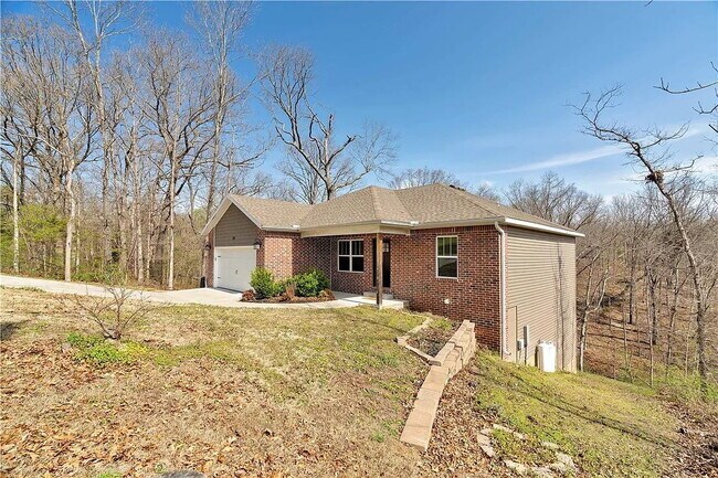 Building Photo - Charming Furnished 3-Bedroom 2 Bath Home i...