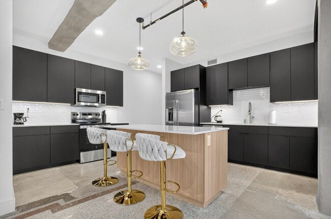 Building Photo - 100 W 5th St