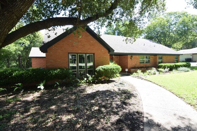 Building Photo - 4104 Briar Cliff Rd