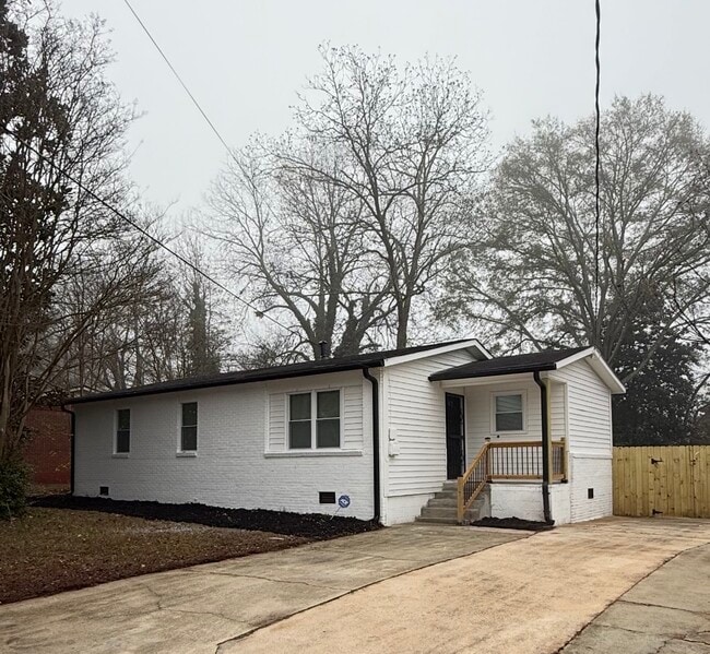 Building Photo - 1743 Thomasville Dr SE