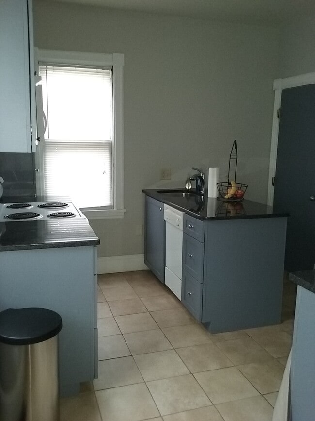 Kitchen - 522 N Division St