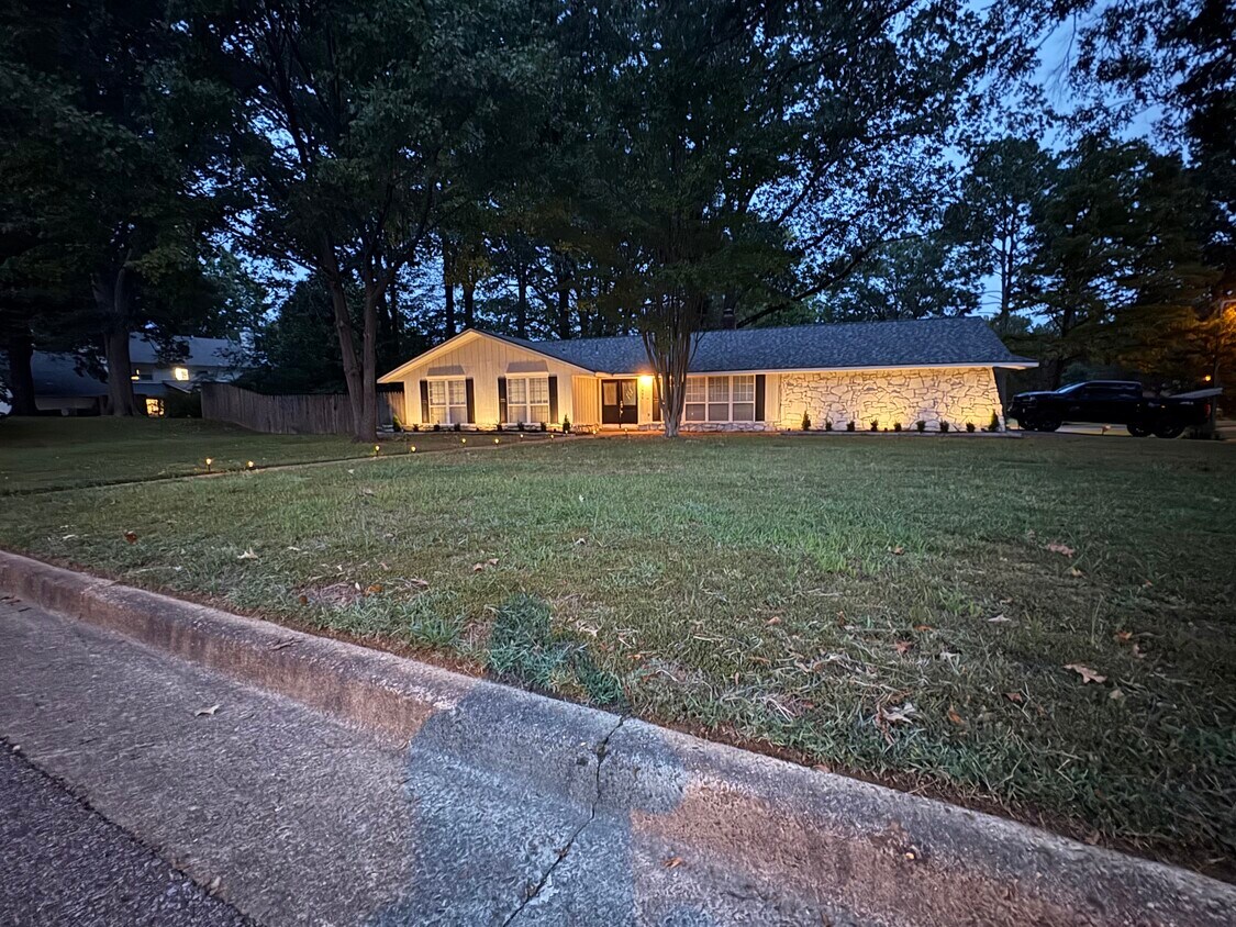 Foto principal - 1550 Cordova Rd