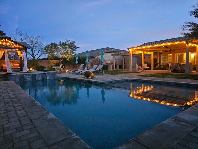 Building Photo - 1002 Alta Cresta