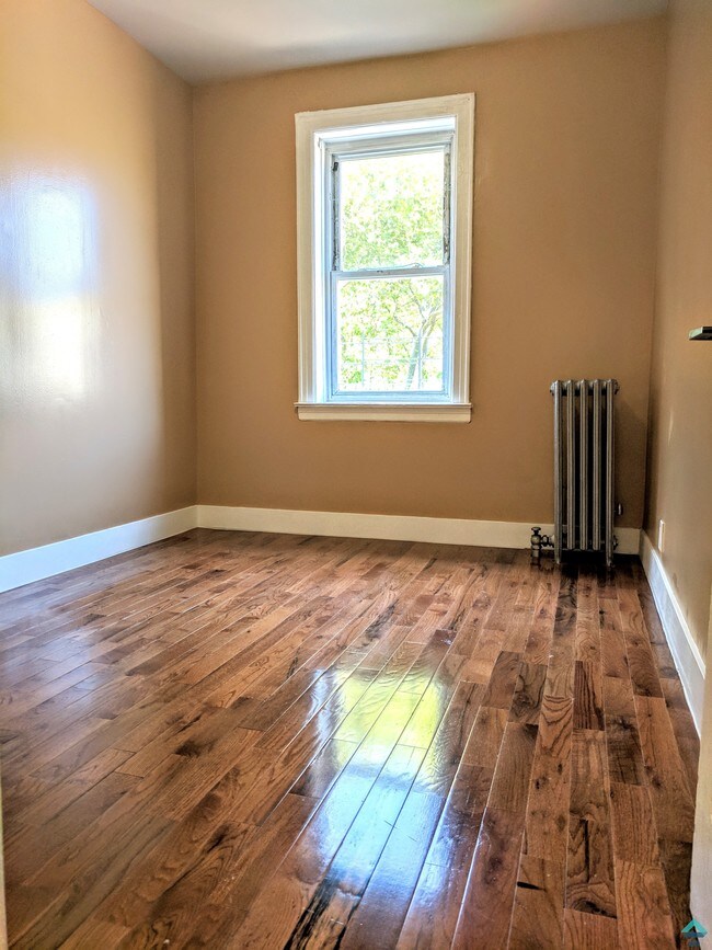 Foto del edificio - 3353 70th St