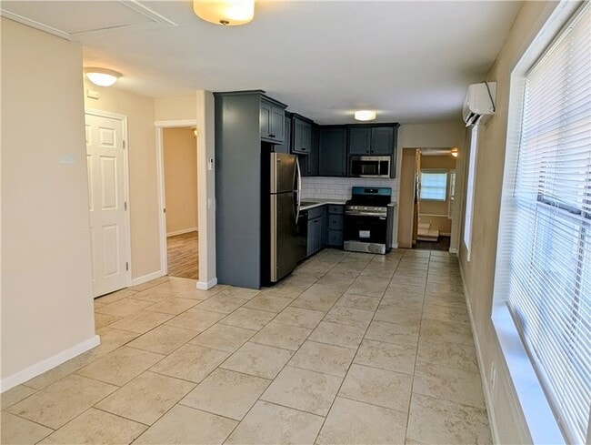 Building Photo - 637 Jester St