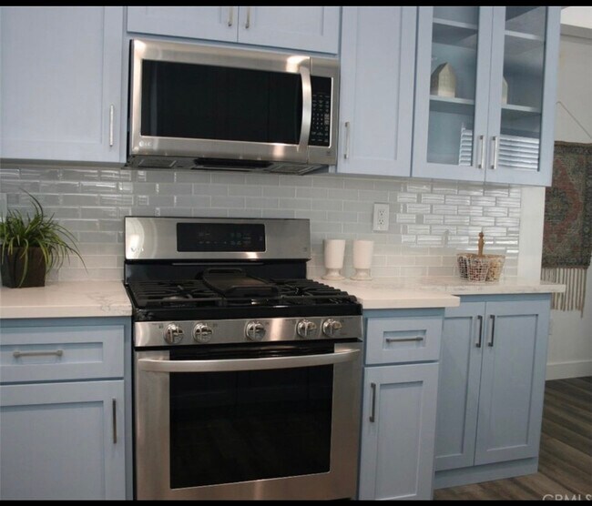 Kitchen - 2006 Vancouver Ave