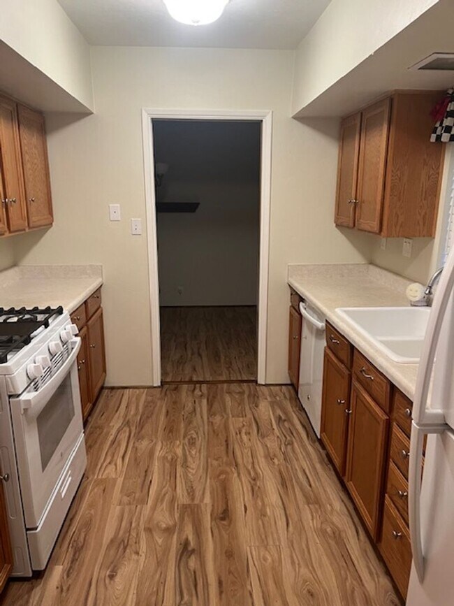 Building Photo - Lovely 2 Bedroom and 2 Bathroom Condo!