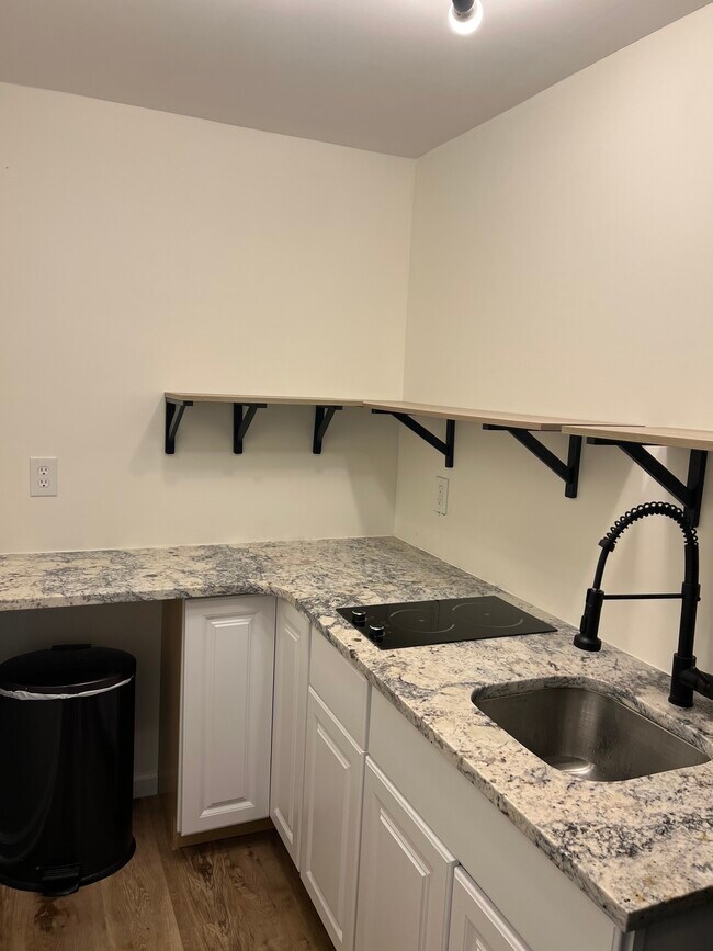 Foto del edificio - 2210 Shamrock Dr