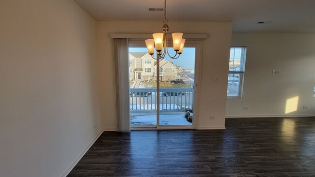 Building Photo - BEAUTIFUL 3 BEDROOM, 2 BATH ELGIN TOWNHOME!