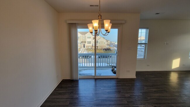 Foto del edificio - BEAUTIFUL 3 BEDROOM, 2 BATH ELGIN TOWNHOME!