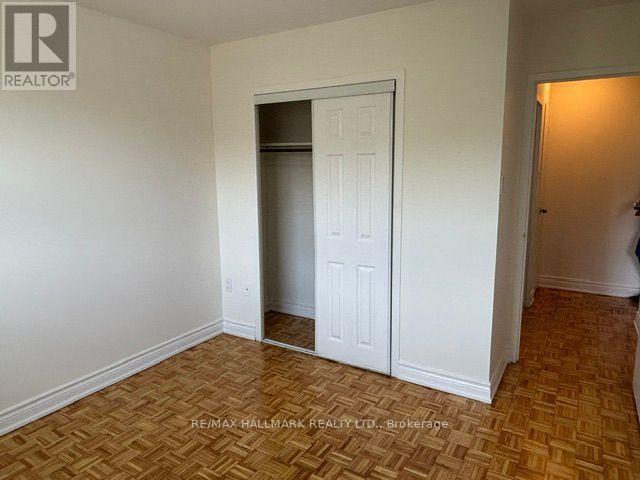 Photo du bâtiment - 515 N Service Rd