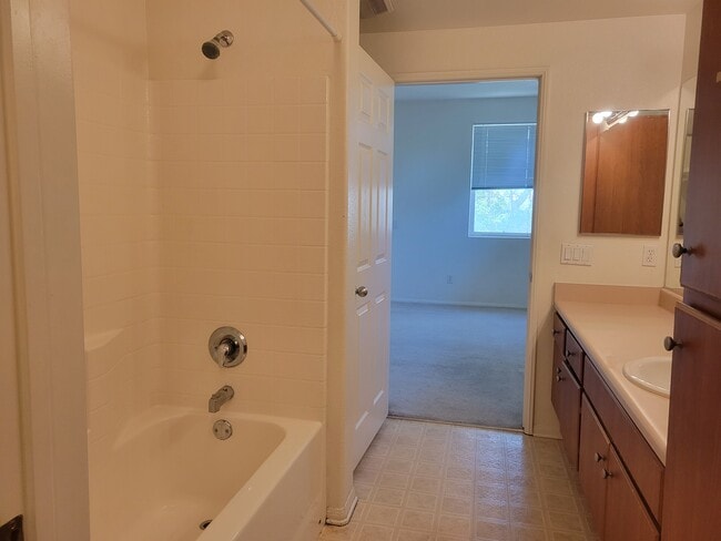 Foto del edificio - 44734 Adam Ln