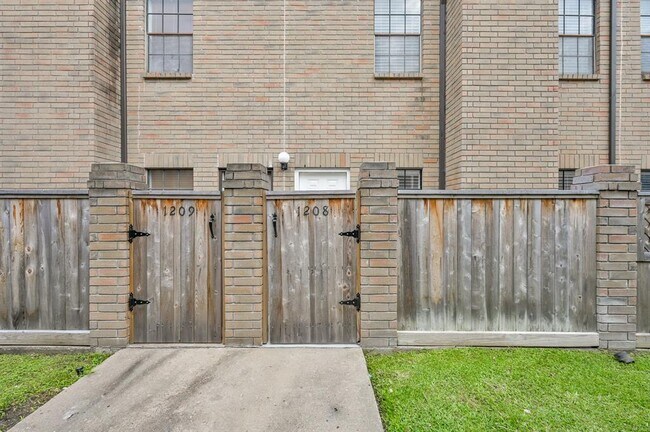 Building Photo - 9850 Pagewood Ln