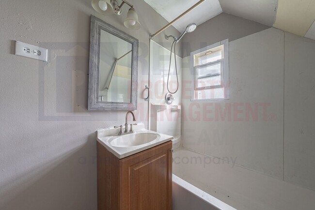 Foto del edificio - 4242 Mapledale Ave