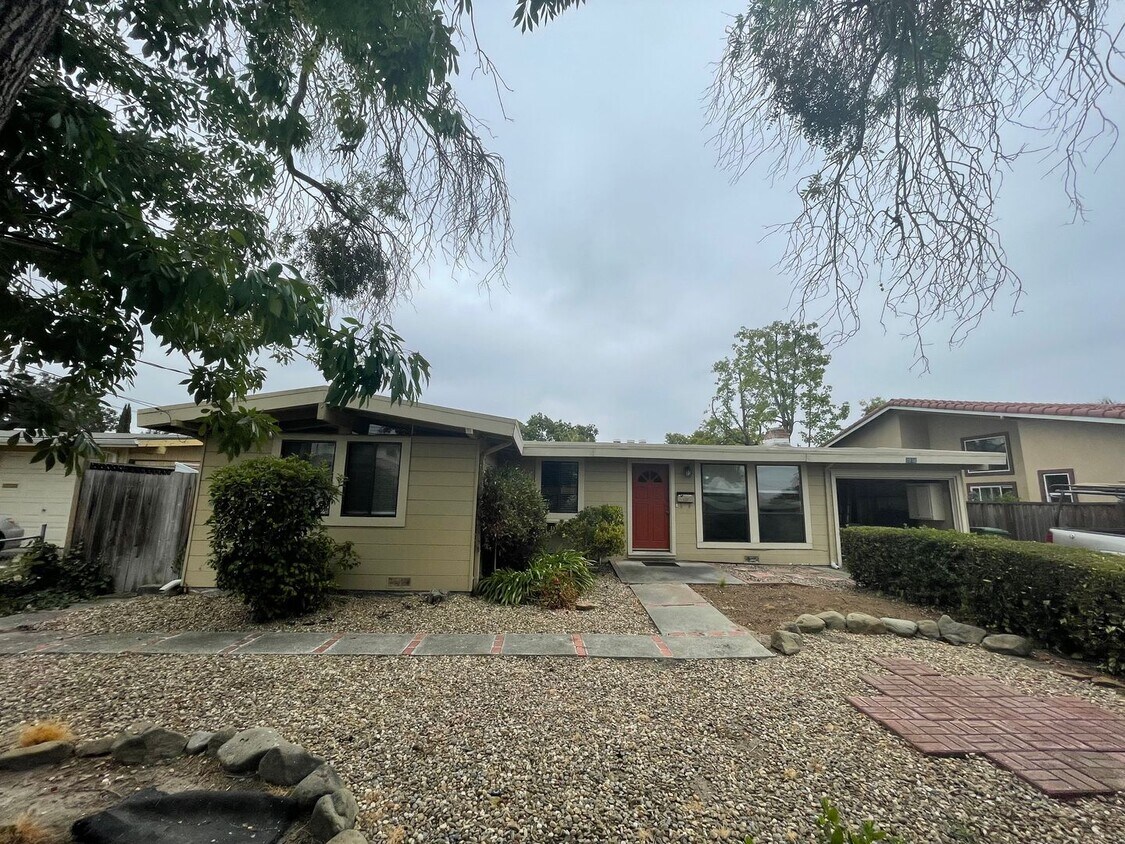 Foto principal - $3,590 / 3 BR - 1509 SF - VERY NICE MISSIO...