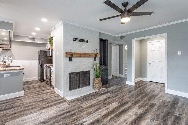 Building Photo - 16301 Ledgemont Ln