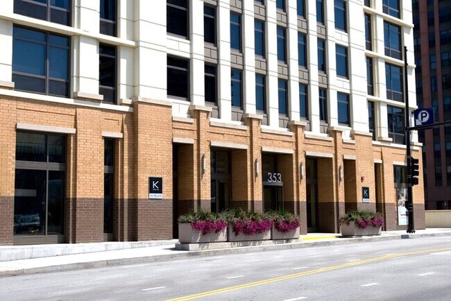 Building Photo - 348 N Desplaines St