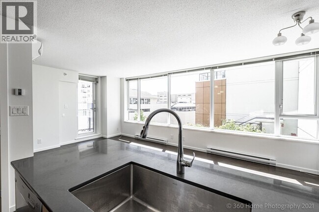 Photo du bâtiment - 7988 Ackroyd Rd