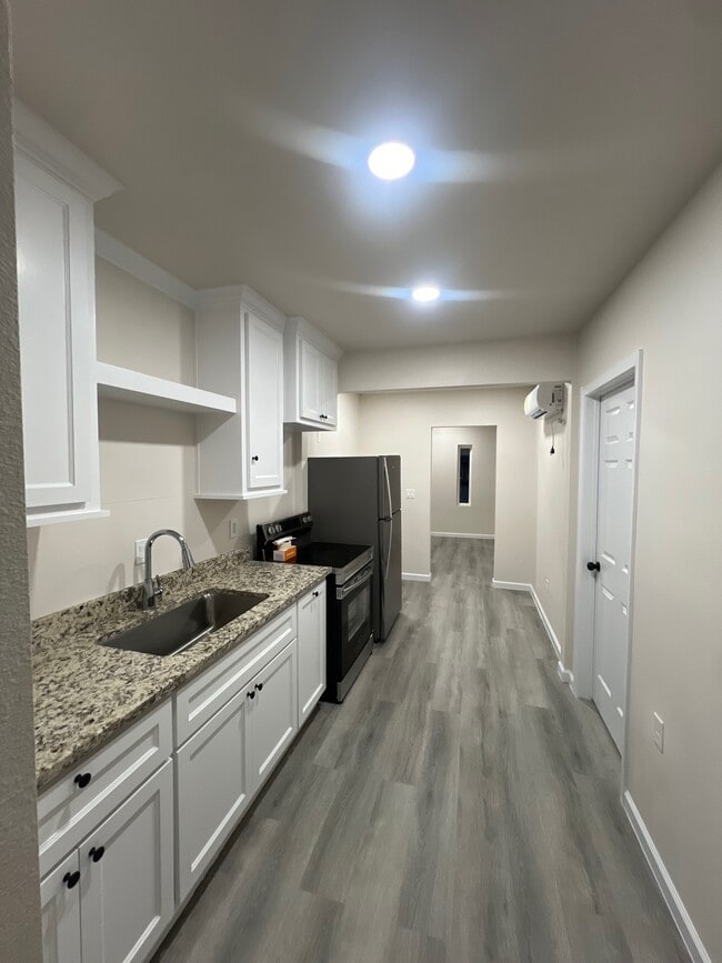 Kitchen - 1511 S Ong St