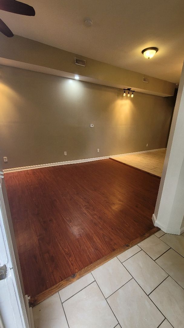 Foto del edificio - 3 Bedroom/ 1.5 Bathroom Split Level Duplex!
