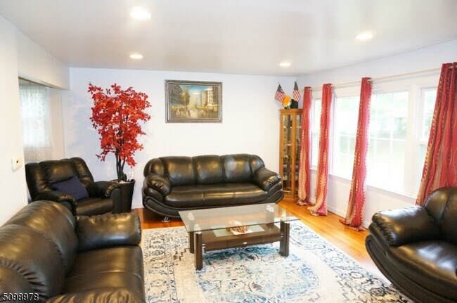 Building Photo - 5 Stoney Hill Pl