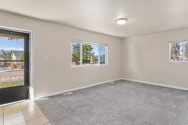 Foto del edificio - Newly remodeled single family home offering application fees waived as well as $200 off First Mon...
