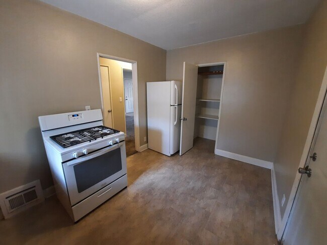 Foto del edificio - 2 Bedroom, 1 Bathroom Home with Detached G...