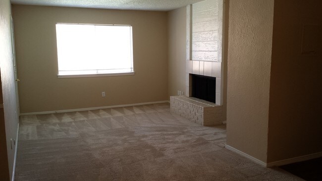 living - 1505 Tennis Dr
