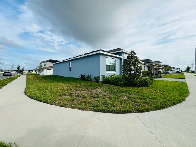 Building Photo - AVAILABLE NOW! Stunning 4 Bedroom and 3 Ba...