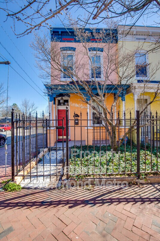 Primary Photo - 301 S Laurel St
