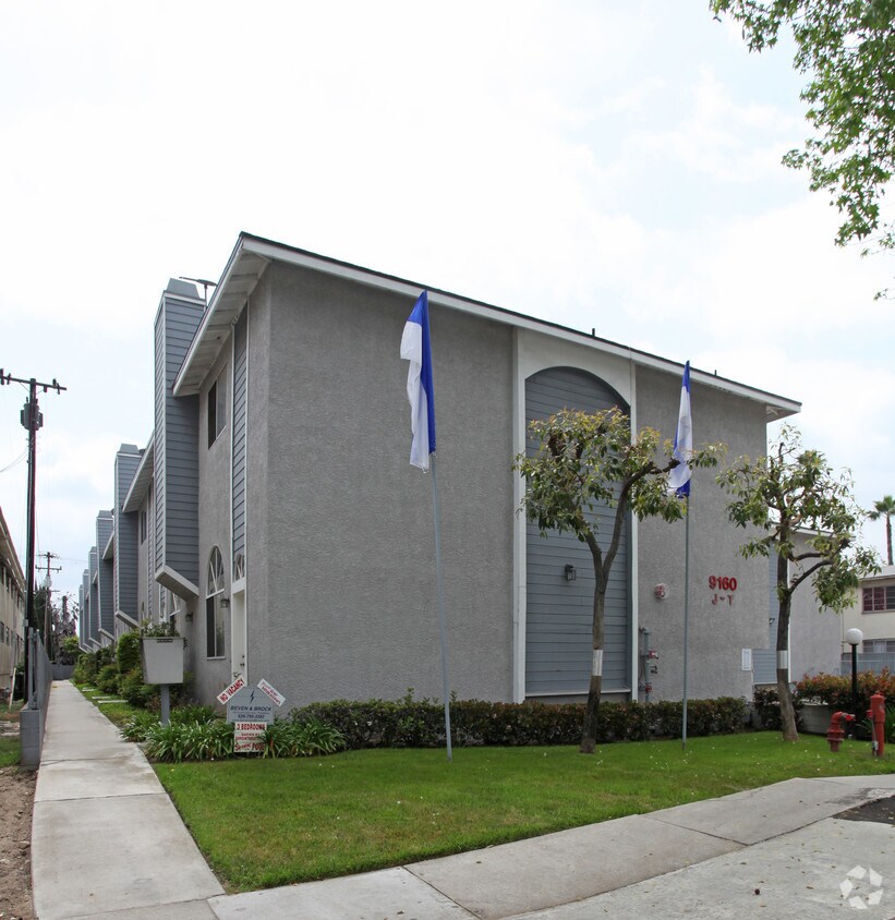 Building Photo - 9160 Huntington Dr