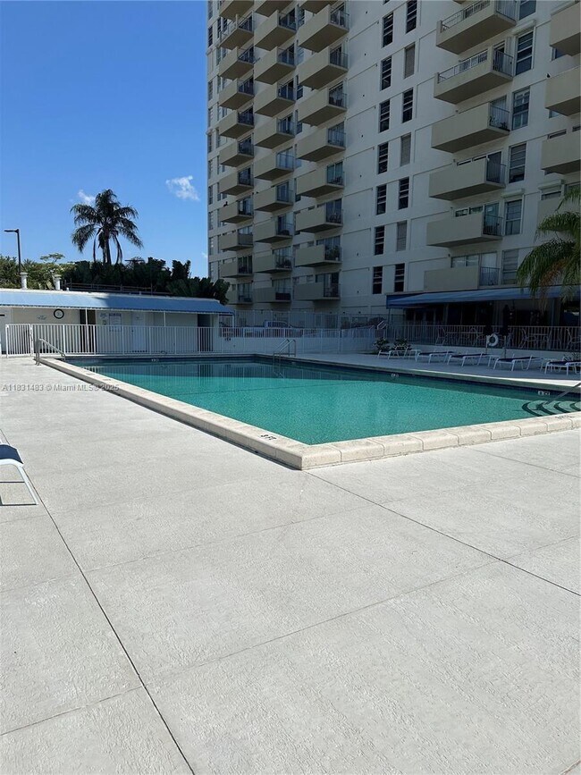 Foto del edificio - 880 NE 69th St