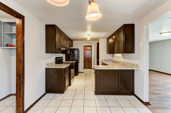Building Photo - 974 Castlebury Mansion