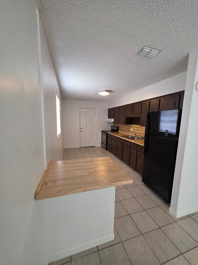 Foto del edificio - 7652 Chase Rd