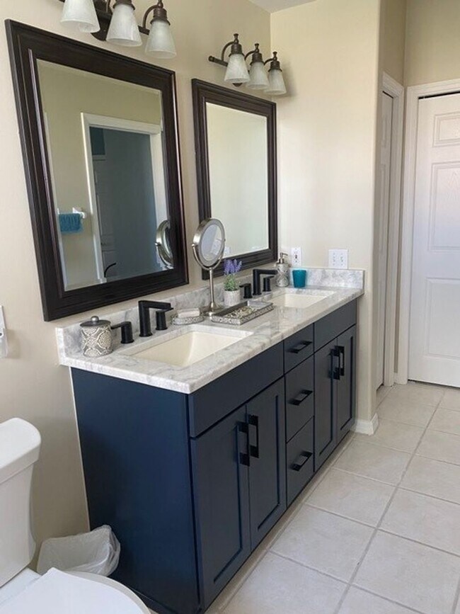 Building Photo - Beautiful, remodeled rental in Lexington C...