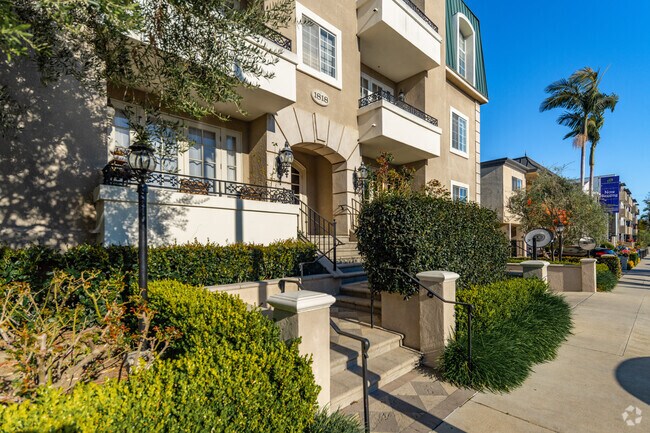 Entrada - 1818 Colby Ave