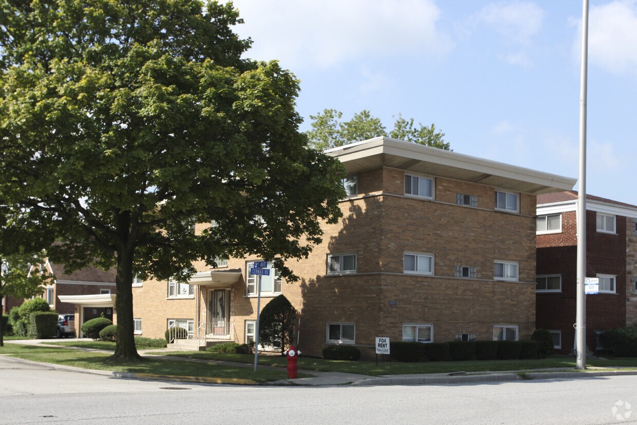 8501 W Cermak Rd, North Riverside, IL 60546 Apartments in North