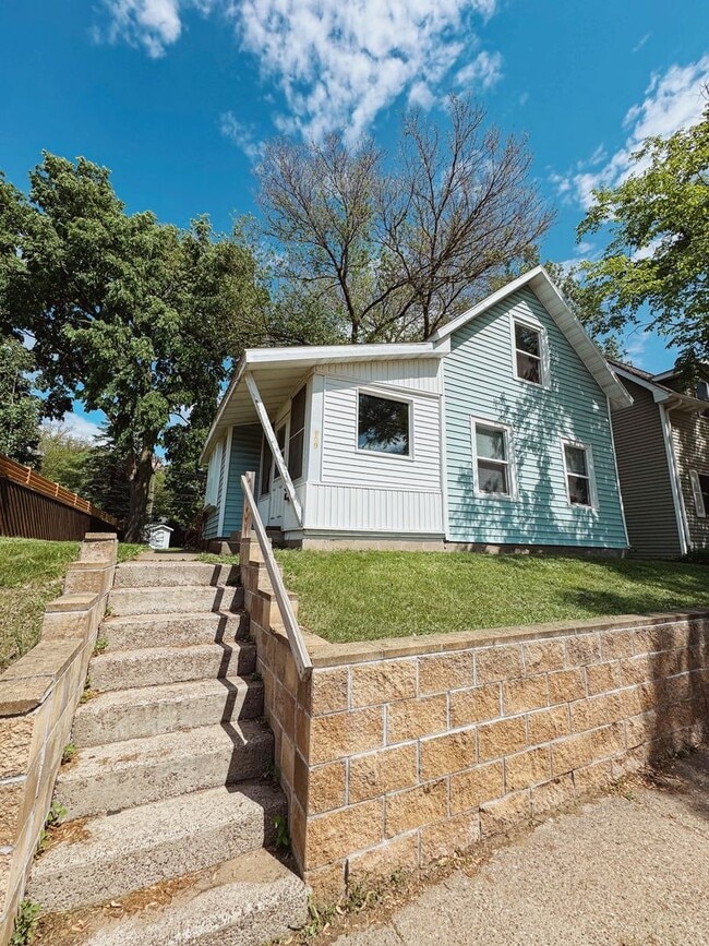Building Photo - 109 24th St S