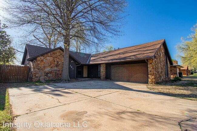 Building Photo - 3 br, 1.5 bath House - 201 Three Oaks Dr