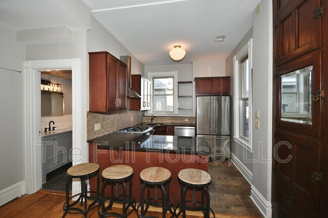 Building Photo - 1105 E Carson St