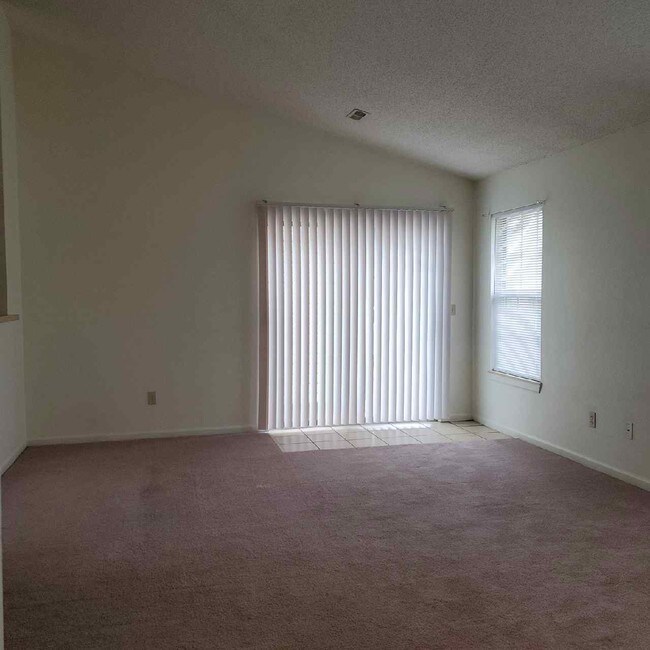 Building Photo - 122 SE 1161