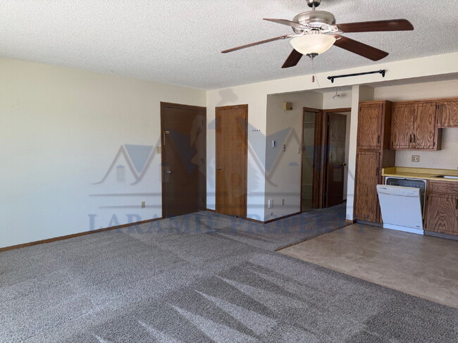 Building Photo - Garden-Level 1-Bedroom with Walk-In Closet -Near UW Bus Lot