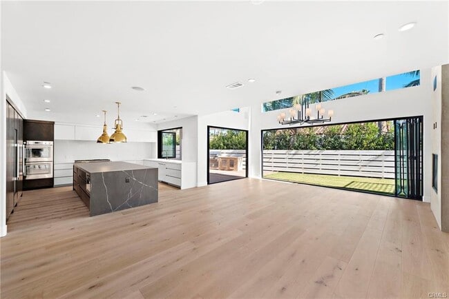 Building Photo - 207 W Avenida San Antonio