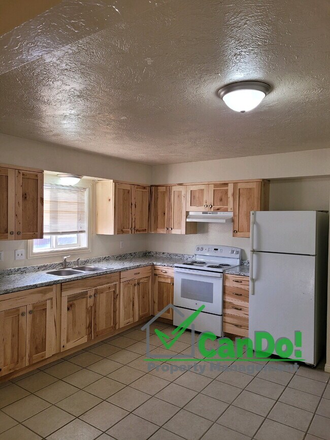Building Photo - Updated 3 bedroom, 1 bathroom apartment in...