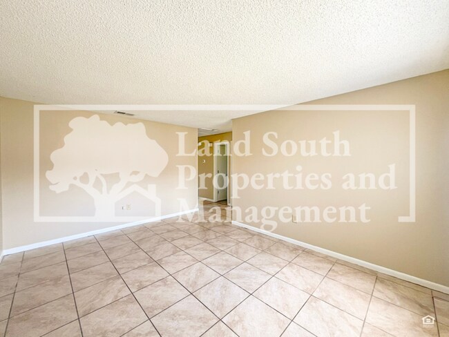 Foto del edificio - 5827 Charlton Dr